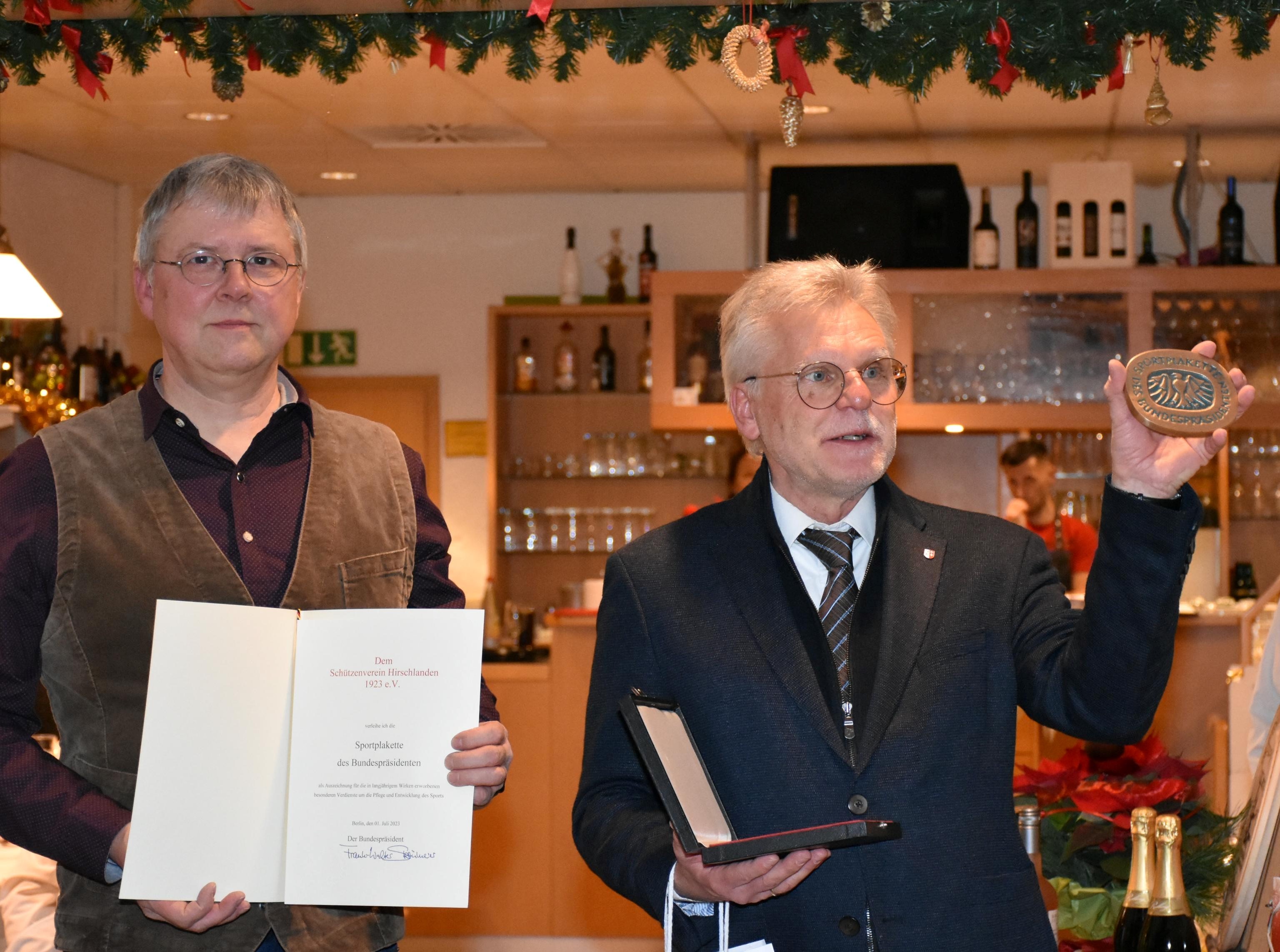Oberbürgermeister Makurath überreicht dem SV Hirschlanden die Sportplakette